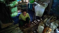 Ironisnya, meski sudah hidup dalam kemiskinan selama bertahun-tahun. Nenek malang ini justru tidak pernah tercatat sebagai penerima program bantuan berkala dari pemerintah. Bahkan bantuan untuk warga miskin di masa pandemi ini pun tidak ia dapatkan dari pemerintah.