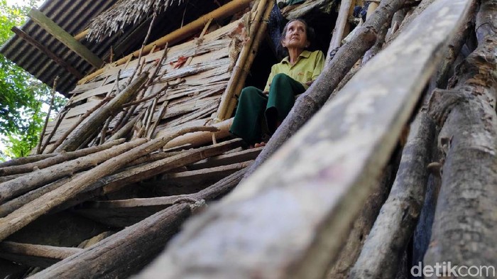Kisah Nenek Hadi, Hidup Sebatang Kara di Gubuk Reyot Hadi, nenek berusia 70 tahun memilih tinggal di sebuah gubuk reyot tak layak huni di Maros, Sulawesi Selatan. Begini potretnya.