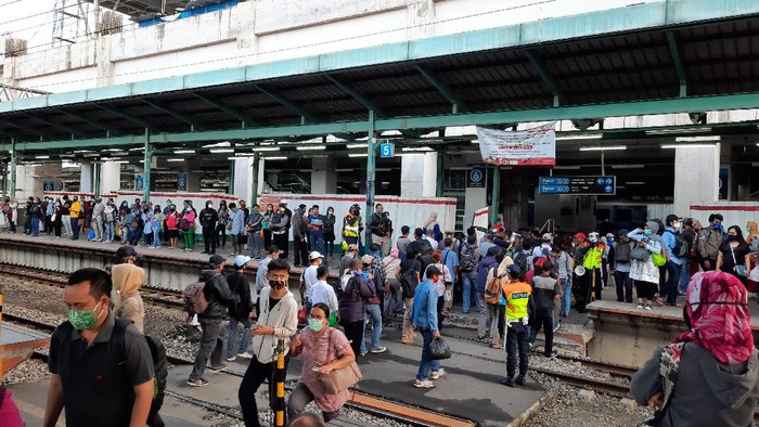 Kondisi Stasiun Manggarai padat meski PSBB