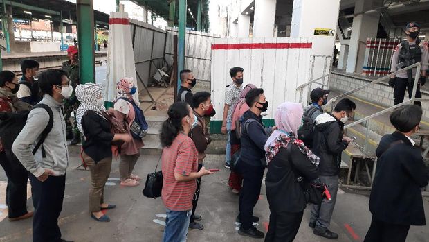 Kondisi Stasiun Manggarai padat meski PSBB