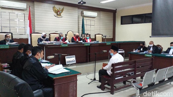 Bupati Sidoarjo nonaktif Saiful Illah didakwa menerima suap Rp 350 juta dari dua kontraktor. Suap itu diberikan untuk mengatur sejumlah proyek pembangunan infrastruktur.