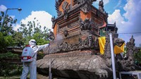Petugas menyemprotkan disinfektan ke berbagai sudut kawasan Pura tersebut. Antara Foto/Fauzan.