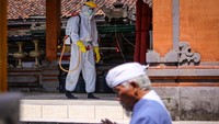 Seperti diketahui, penyemprotan disinfektan itu dilakukan sebagai persiapan jelang dimulainya aktivitas ibadah kembali di pura tersebut setelah memasuki masa transisi Pembatasan Sosial Berskala Besar (PSBB) menuju penerapan normal baru dalam upaya penyebaran COVID-19. Antara Foto/Fauzan.