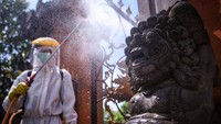 Petugas PMI menyemprotkan cairan disinfektan di Pura Kerta Jaya, Kota Tangerang, Banten, Rabu (3/6/2020). Antara Foto/Fauzan.