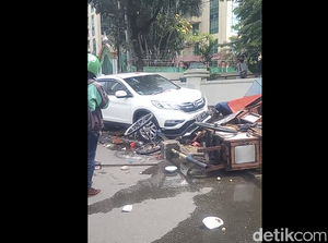 Video Mobil CR-V Seruduk Gerobak Ketoprak-Bakso di Casablanca