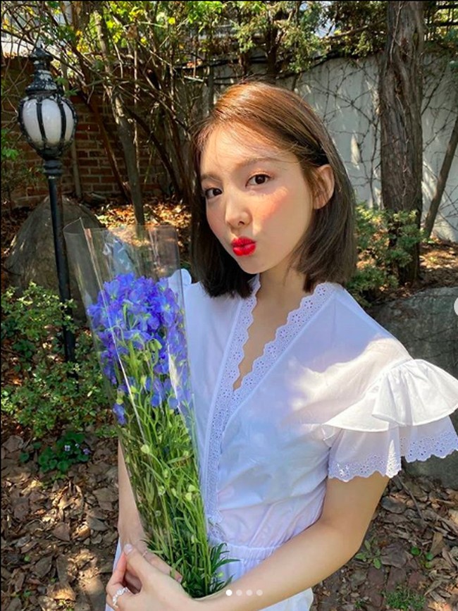 Masih dari grup idol TWICE, ada Nayeon di urutan 8. Ia memperoleh 1.511 suara. Foto: Instagram/@twicetagram