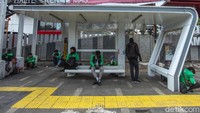 PSBB di Jakarta berakhir esok hari, namun belum ada tanda-tanda aturan baru terkait ojek online untuk beroperasi dengan mengangkut penumpang.