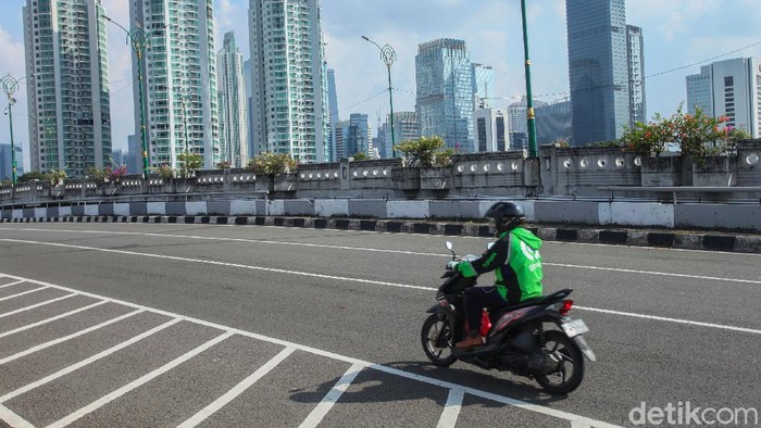 PSBB Jakarta berakhir esok hari, namun belum ada tanda-tanda aturan baru terkait ojek online untuk mengangkut penumpang. Saat ini Ojol hanya boleh mengantar barang.