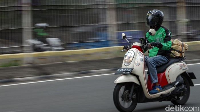 Ojol Menanti Regulasi di Tengah Pandemi PSBB Jakarta berakhir esok hari, namun belum ada tanda-tanda aturan baru terkait ojek online untuk mengangkut penumpang. Saat ini Ojol hanya boleh mengantar barang.