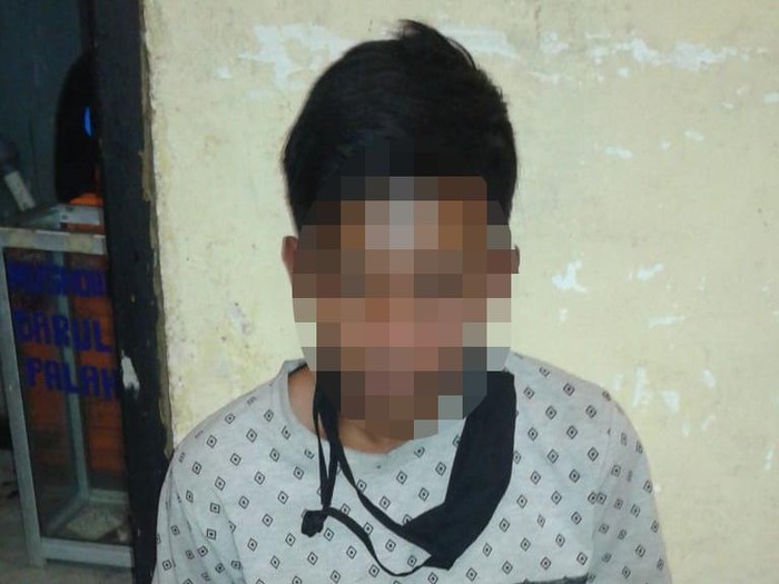 Pelaku pencurian ponpes di Praya NTB saat ditangkap.