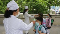 Pelonggaran pembatasan sosial yang dilakukan di Korea Utara membuat sejumlah sekolah kembali dibuka dan melaksanakan kegiatan belajar-mengajar. AP Photo/Jon Chol Jin.