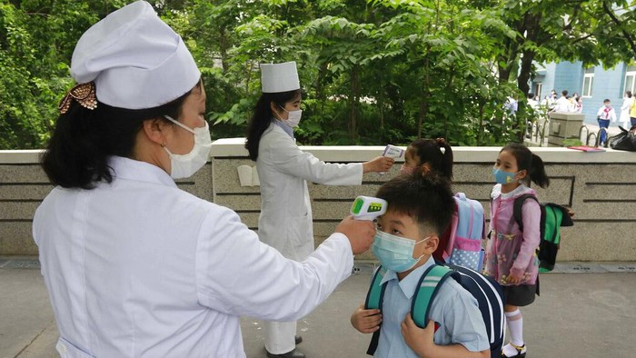 Sejumlah sekolah di Korea Utara kembali dibuka untuk umum. Hal itu dilakukan usai pemerintah setempat melonggarkan pembatasan sosial terkait Corona.