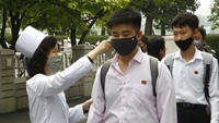 Sebelumnya, penerapan pembatasan sosial di kawasan Korea Utara membuat kegiatan belajar-mengajar di sekolah dihentikan untuk sementara waktu guna mencegah penyebaran virus Corona di wilayah tersebut. Dilansir dari Antara News, sekolah-sekolah di Korea Utara biasanya memulai masa musim semi pada 1 April, tetapi hal itu ditunda karena pemerintah mengambil berbagai langkah untuk mencegah penyebaran virus Corona. AP Photo/Jon Chol Jin.