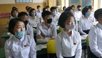 Kini, usai pemerintah setempat melonggarkan pembatasan sosial, sekolah di Korea Utara pun kembali dibuka namun penerapan protokol kesehatan tetap wajib dilakukan oleh para siswa dan guru guna memutus rantai penyebaran COVID-19. AP Photo/Cha Song Ho.