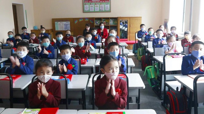 Pembatasan Sosial Dilonggarkan, Sekolah di Korut Dibuka Lagi Sejumlah sekolah di Korea Utara kembali dibuka untuk umum. Hal itu dilakukan usai pemerintah setempat melonggarkan pembatasan sosial terkait Corona.