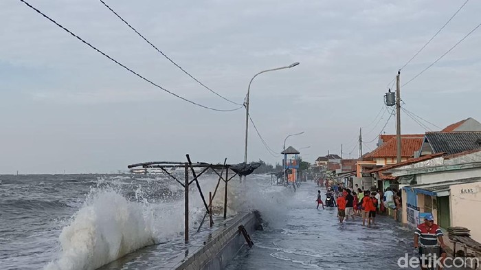Penampakan gelombang tinggi di pesisir Kota Pekalongan, Rabu (3/6/2020)