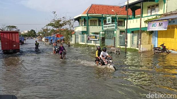 Penampakan gelombang tinggi di pesisir Kota Pekalongan, Rabu (3/6/2020)