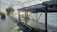 Ketua RW 10, Kelurahan Panjang, Pekalongan Utara, Dani, menuturkan hempasan air pasang sore ini mengakibatkan permukiman di sepanjang Pantai Sari tergenang. Permukiman yang tergenang berada di dua RW, yakni RW 09 dan RW 10.