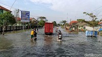 Pantauan detikcom di lokasi, pukul 17.00-18.00 WIB, air hingga setinggi tiang yang ada di pinggir pantai. Beberapa warga yang berkendara juga banyak yang nekat menerjang hempasan air pasang di jalan.