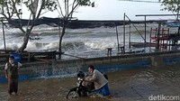 Sebelumnya, BMKG Jateng sudah memprediksi tinggi gelombang di wilayah utara perairan Jateng mencapai 1,25-2,5 meter sedangkan di wilayah selatan mencapai 2,5-4 meter.