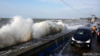 Gelombang tinggi menghantam pesisir utara Kota Pekalongan, Rabu (3/6/2020).