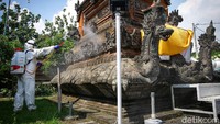 Penyemprotan disinfektan dilakukan di berbagai sudut area pura tersebut.