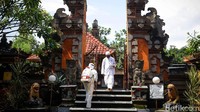 Dengan mengenakan pakaian pelindung diri, para petugas PMI menyemprotkan cairan disinfektan ke sejumlah area di kawasan Pura Kerta Jaya, Kota Tangerang.