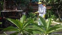 Petugas PMI tengah menyemprotkan disinfektan ke salah satu area di Pura Kerta Jaya, Kota Tangerang.