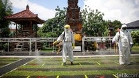 Selain melakukan penyemprotan disinfektan, pura tersebut juga tampak menerapkan aturan physical distancing atau jaga jarak guna mencegah penyebaran virus Corona.