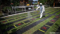 Petugas PMI melakukan penyemprotan disinfektan di Pura Kerta Jaya, Kota Tangerang, Banten, Rabu (3/6/2020).