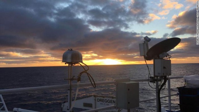 Pengambil sampel udara dari Australian Marine National Facilitys R/V Investigator