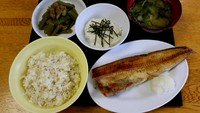 Menu itu terdiri atas nasi yang dicampur gandum, ikan bakar, sup miso, dan makanan pelengkap lainnya. Harganya berkisar 800-900 yen (sekitar Rp 105-118 ribu). (Foto: Facebook Abashiri Prison Museum)