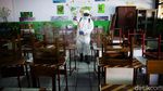 Penyemprotan Disinfektan di SDN 01 Tangerang