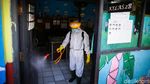 Penyemprotan Disinfektan di SDN 01 Tangerang
