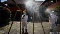 Lapangan yang biasanya dijadikan tempat upacara dan berolahraga disemprot disinfektan.
