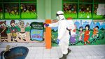 Penyemprotan Disinfektan di SDN 01 Tangerang