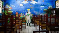 Petugas PMI Kota Tanggerang melakukan penyemprotan disinfektan di SDN 01 Tanggerang, Provinsi Banten, Rabu (3/5/2020).