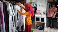 Seorang pemilik toko perlengkapan haji Azzahra, Yati Basuki, kepada wartawan di tokonya di kawasan Wates, Kulon Progo, Rabu (3/6/2020) mengatakan untuk memenuhi kebutuhan jemaah haji tahun ini, dirinya sudah terlanjur kulakan. Seperti biasanya, tiga bulan sebelum jadwal keberangkatan haji stok peralatan sudah ditambah. Bahkan dia sudah mengeluarkan modal hingga Rp 150 juta.