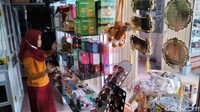 Kini beberapa perlengkapan haji seperti sandal, kain ihram, matras, kantong kerikil hingga tasbih dan beberapa peralatan masih disimpan. Barang-barang tersebut terpaksa disimpan untuk dijual tahun depan.