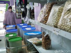 Haji Dibatalkan, Penjual Oleh-oleh Haji di Purwakarta Merugi