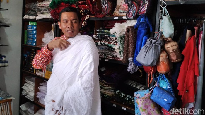 Sejumlah toko perlengkapan dan oleh-oleh haji di Kabupaten Kulon Progo kini sepi pembeli. Hal tersebut merupakan imbas dari pembatalan haji tahun 2020.