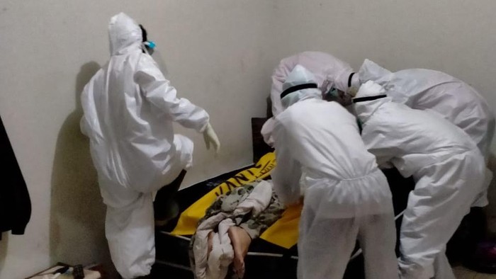 Petugas ber-APB lengkap evakuasi WNA yang tewas di kamar kos.