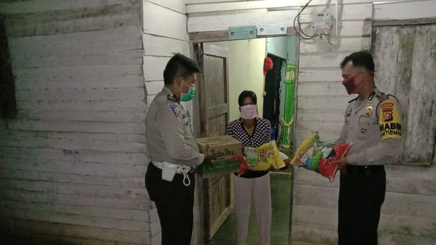 Polisi serahkan bantuan ke ibu pencuri sawit (dok. Istimewa)