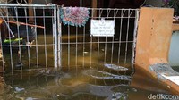 Warga mengaku baru kali ini banjir rob menggenangi kawasan permukiman setelah belasan tahun.