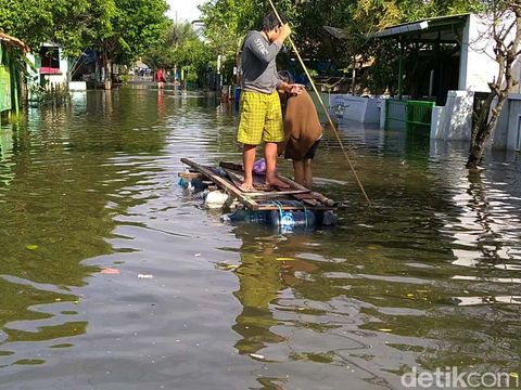 Banjir air laut atau rob kembali menggenangi permukiman warga di Kota Pekalongan. Luapan air mulai masuk di permukiman Kelurahan Slamaran pada dini hari tadi.