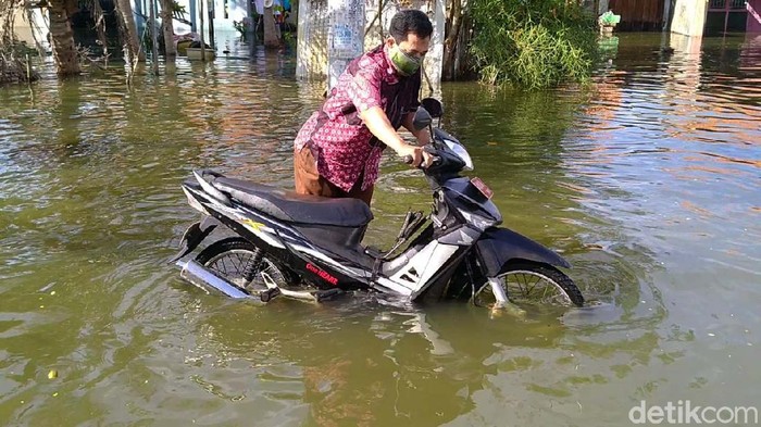 Potret Banjir Rob yang Rendam Pemukiman Warga Pekalongan Banjir air laut atau rob kembali menggenangi permukiman warga di Kota Pekalongan. Luapan air mulai masuk di permukiman Kelurahan Slamaran pada dini hari tadi.