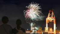 Langit Osaka menampilkan warna-warni kembang api dalam sebuah acara yang berisikan harapan penyelesaian pandemi Corona.