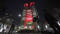 Salah satu gedung pemerintah di kawasan Tokyo diterangi warna merah menyala sebagai simpati virus Corona.
