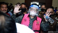 Di sidang tersebut tampak para terdakwa mengenakan masker pelindung wajah guna mencegah penyebaran virus Corona.