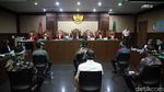 Terdakwa Kasus Jiwasraya Pakai Face Shield Saat Sidang